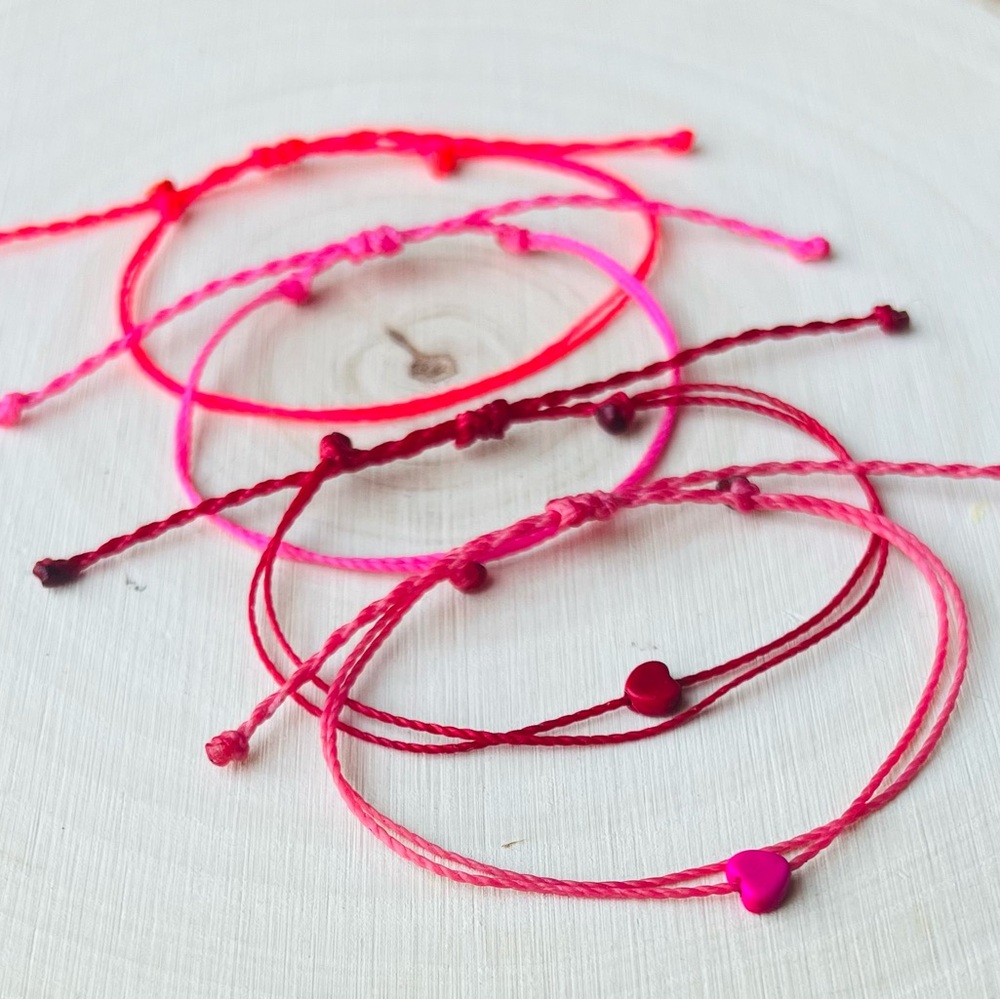 ❤️💗NEW Love/ heart set of 4 Handmade string adjustable bracelets 🫶 - Picture 1 of 8